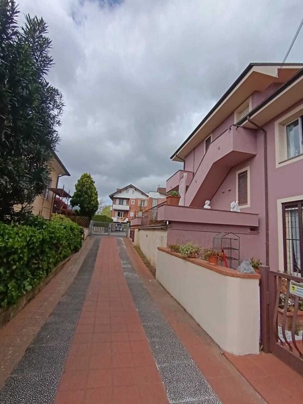 casa indipendente in vendita a Lucca in zona Centro Città