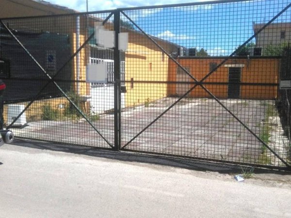 locale commerciale in vendita a Lucca in zona Ponte San Pietro