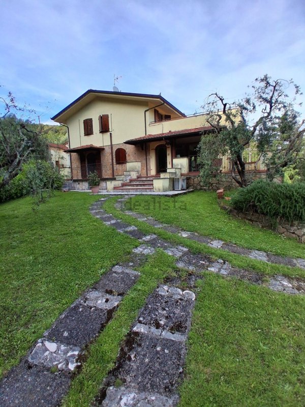 casa indipendente in vendita a Lucca in zona Maggiano