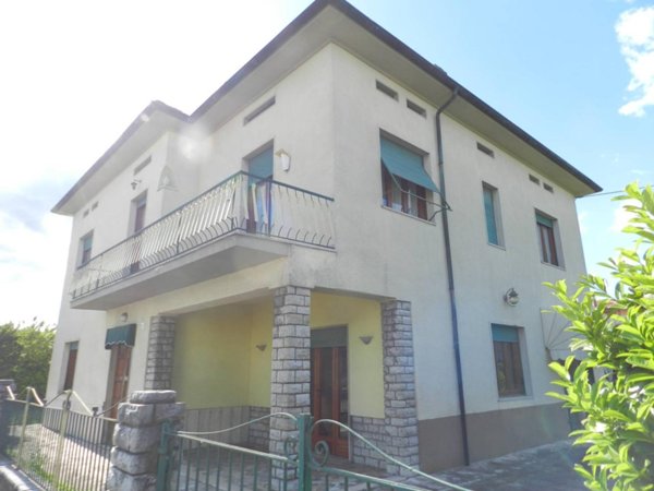 casa indipendente in vendita a Lucca in zona Picciorana