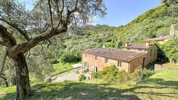 casa indipendente in vendita a Lucca in zona Cappella