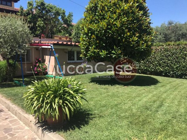 casa indipendente in vendita a Lucca in zona San Lorenzo a Vaccoli