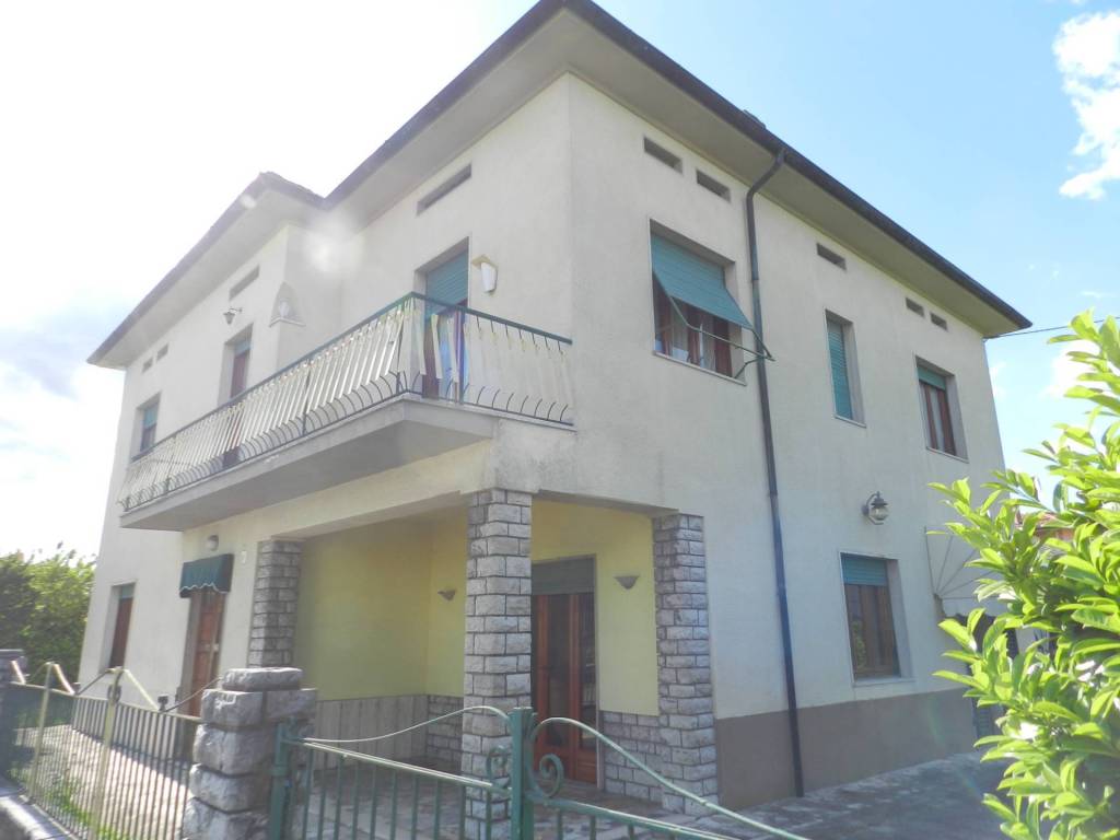 casa indipendente in vendita a Lucca in zona zona Antraccoli