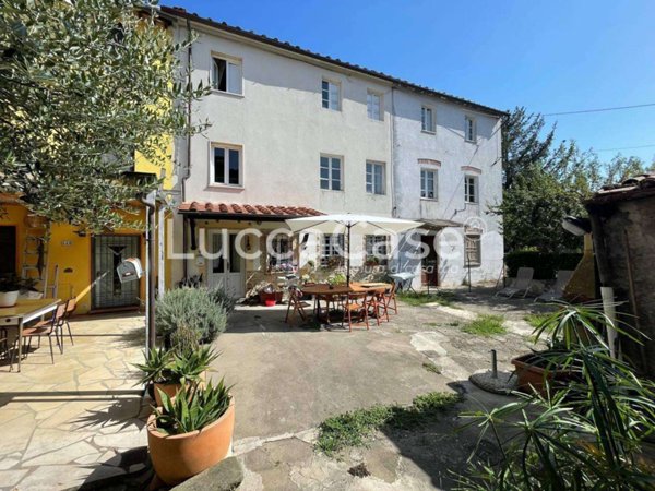 intera palazzina in vendita a Lucca in zona Santa Maria del Giudice