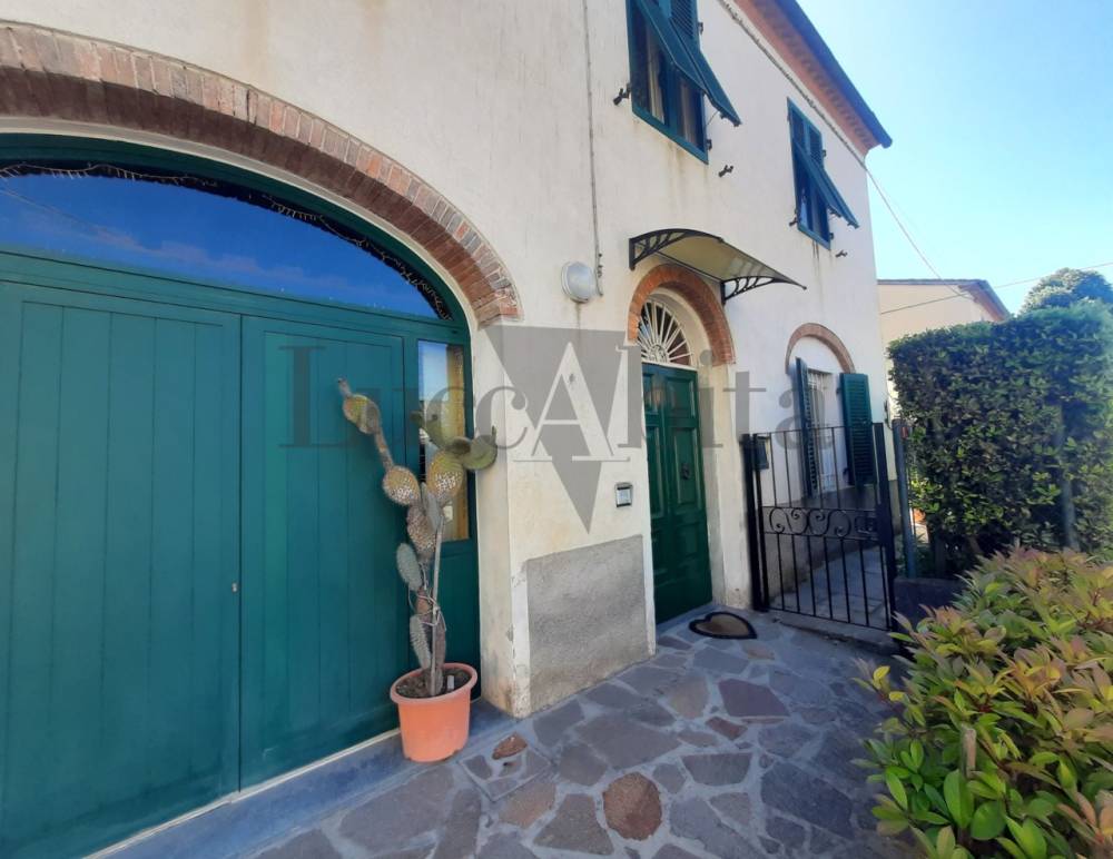 casa indipendente in vendita a Lucca in zona Monte San Quirico