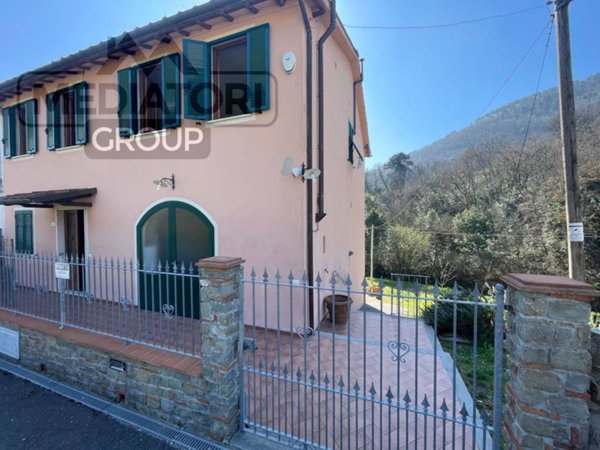 casa indipendente in vendita a Lucca in zona Mastiano