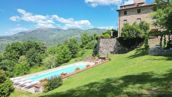 casa indipendente in vendita a Lucca in zona Castagnori