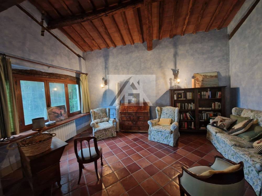 casa indipendente in vendita a Lucca in zona Vallebuia