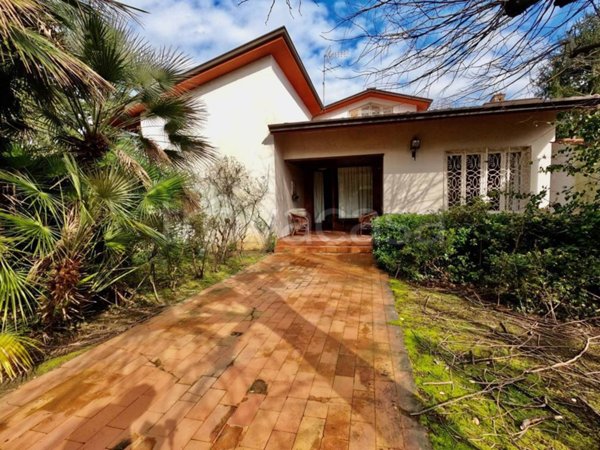 casa indipendente in vendita a Lucca in zona Massa Pisana