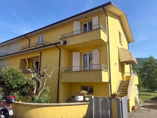casa indipendente in vendita a Lucca in zona Pozzuolo