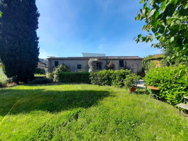 casa indipendente in vendita a Lucca in zona Cerasomma