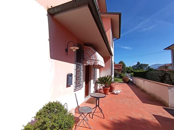 casa indipendente in vendita a Lucca in zona Centro Città