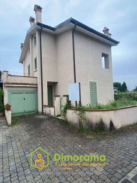 casa indipendente in vendita a Lucca in zona Vicopelago