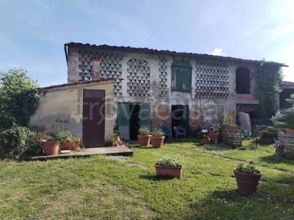 casa indipendente in vendita a Lucca in zona Centro Città