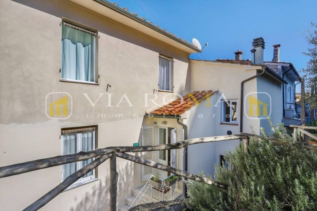 casa indipendente in vendita a Lucca in zona Nozzano