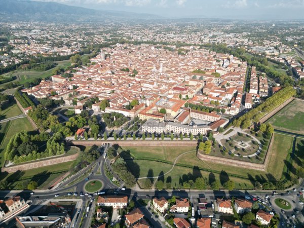 locale commerciale in vendita a Lucca in zona Centro Città