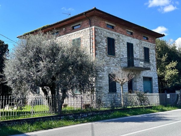 casa indipendente in vendita a Lucca in zona Mutigliano