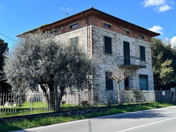 casa indipendente in vendita a Lucca in zona Cappella