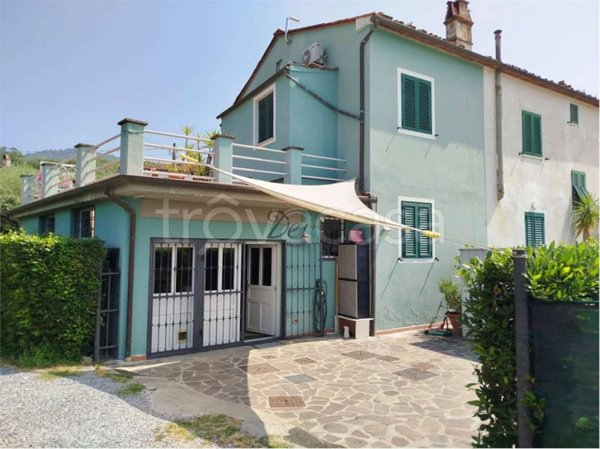 casa indipendente in vendita a Lucca