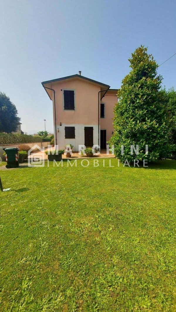 casa indipendente in vendita a Lucca in zona Centro Città