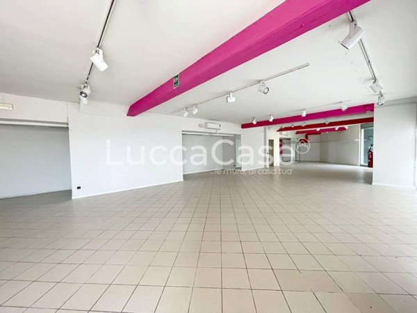 locale commerciale in vendita a Lucca in zona zona Arancio