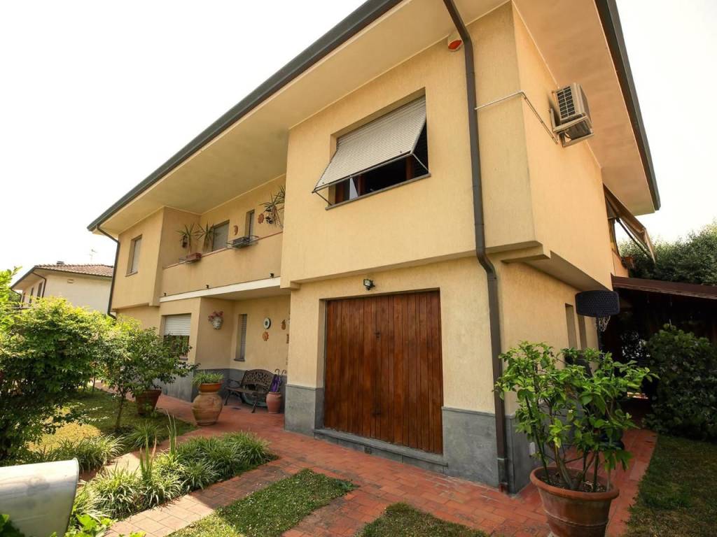 casa indipendente in vendita a Lucca in zona Nave