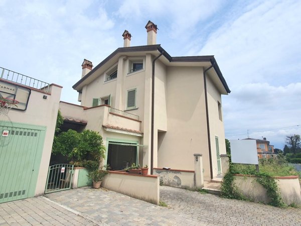 casa indipendente in vendita a Lucca in zona Vicopelago