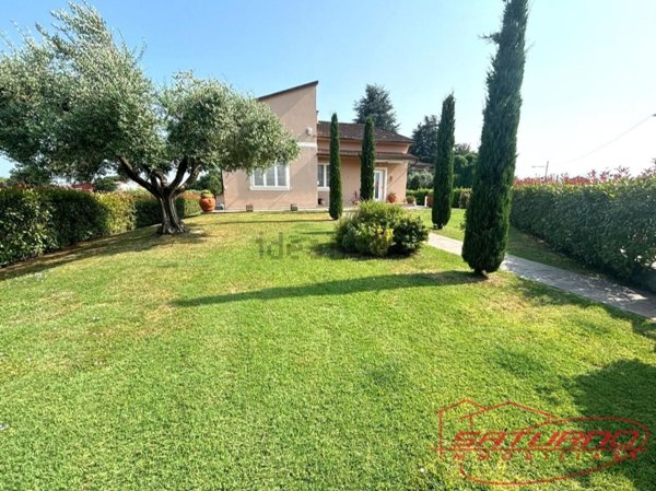 pentavano in vendita a Lucca in zona San Cassiano a Vico