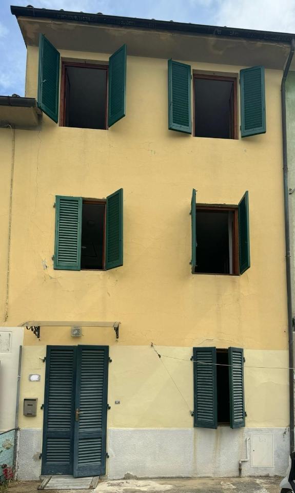 intera palazzina in vendita a Lucca in zona San Cassiano a Vico