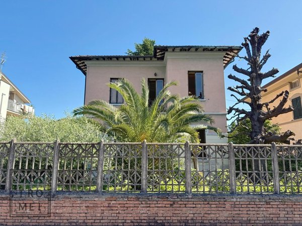 casa indipendente in vendita a Lucca in zona Centro Città