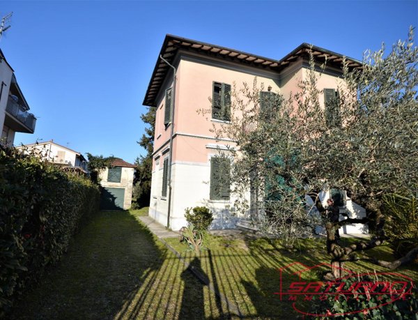 casa indipendente in vendita a Lucca in zona Centro Città