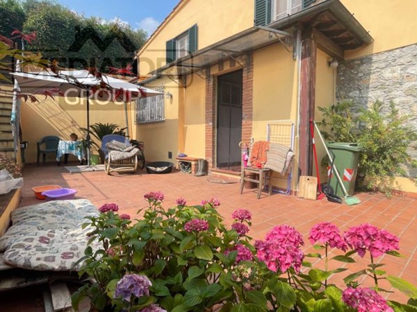 casa indipendente in vendita a Lucca in zona Centro Città