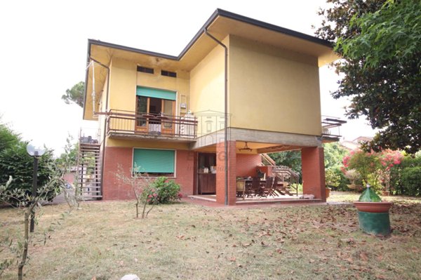casa indipendente in vendita a Lucca in zona Vallebuia