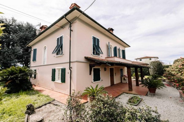 casa indipendente in vendita a Lucca in zona San Pietro a Vico