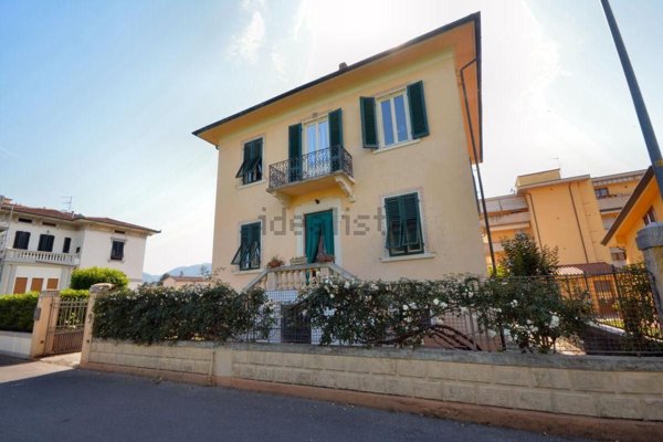 casa indipendente in vendita a Lucca in zona Sant'Anna