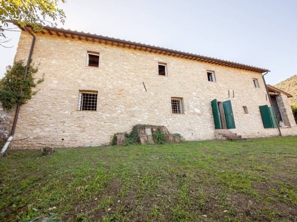 casa indipendente in vendita a Lucca in zona San Lorenzo a Vaccoli
