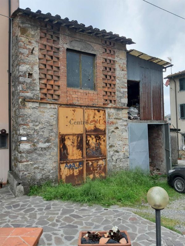 negozio in vendita a Lucca in zona Cerasomma