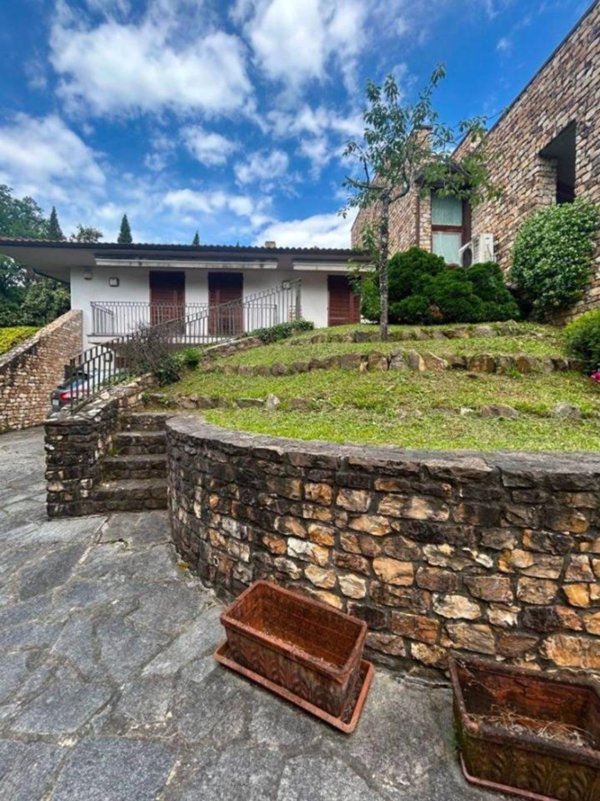 casa indipendente in vendita a Lucca in zona Vallebuia