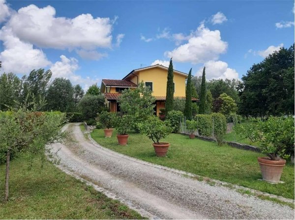 casa indipendente in vendita a Lucca in zona Pozzuolo