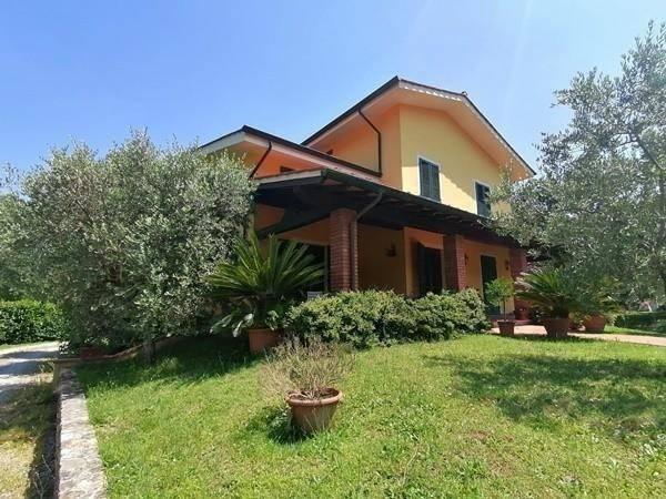 casa indipendente in vendita a Lucca in zona Montuolo