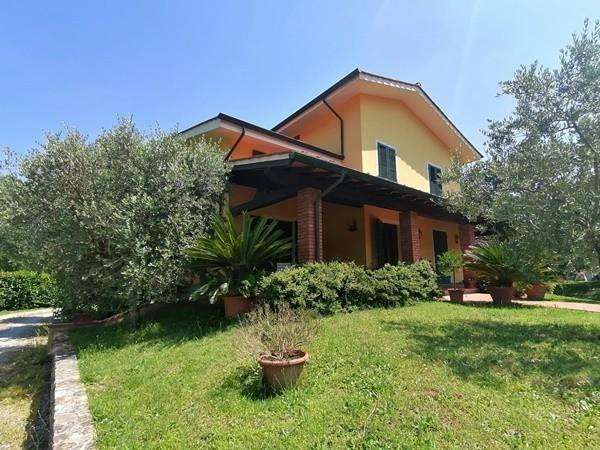 casa indipendente in vendita a Lucca in zona Montuolo