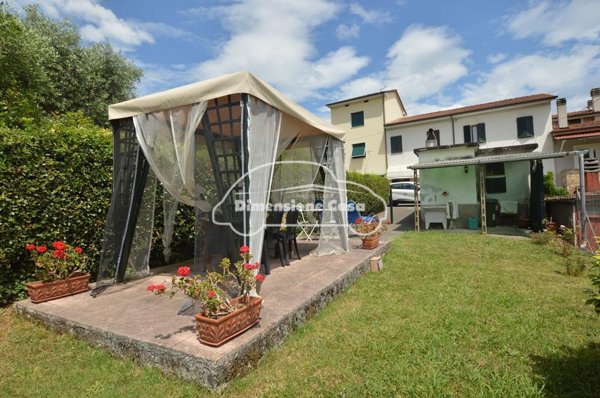 casa indipendente in vendita a Lucca in zona Arliano