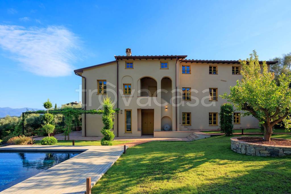 casa indipendente in vendita a Lucca in zona zona Arancio