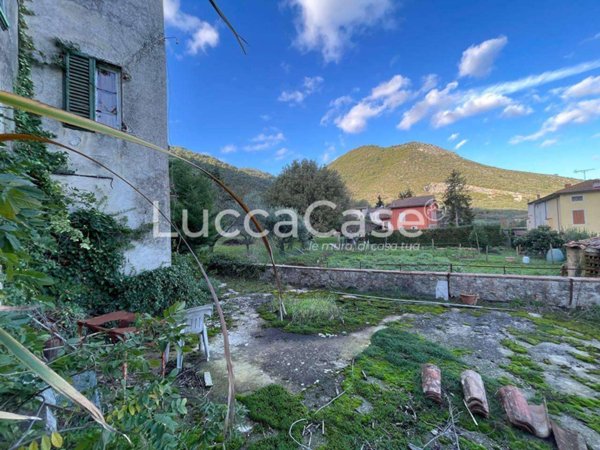 casa indipendente in vendita a Lucca in zona Centro Città