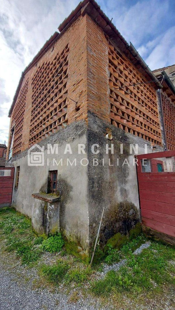 locale di sgombero in vendita a Lucca