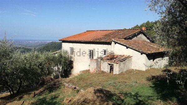 casa indipendente in vendita a Lucca in zona Piazzano