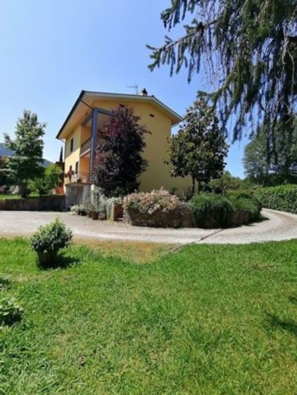 casa indipendente in vendita a Lucca in zona Fagnano