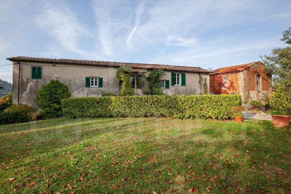 casa indipendente in vendita a Lucca in zona Fagnano