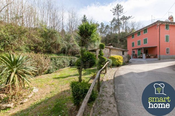 casa indipendente in vendita a Lucca in zona Cerasomma