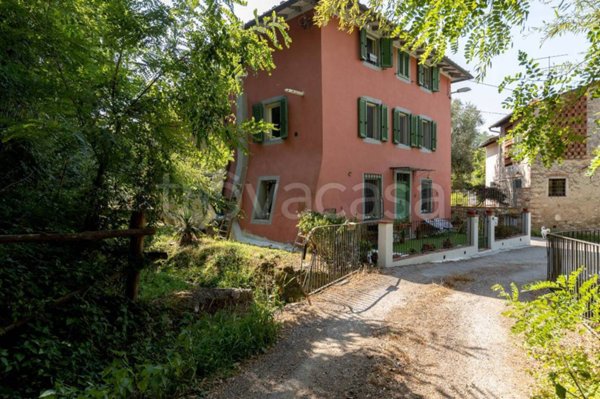 casa indipendente in vendita a Lucca in zona Cerasomma